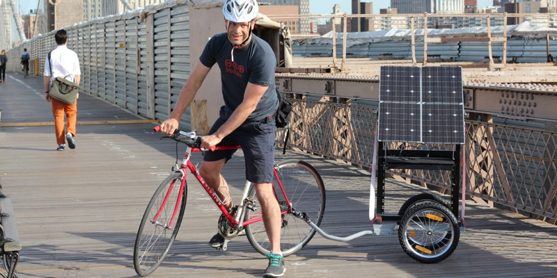 Illustration for article titled This Apocalypse-Ready Solar Charging Station Folds Up Behind a Bike
